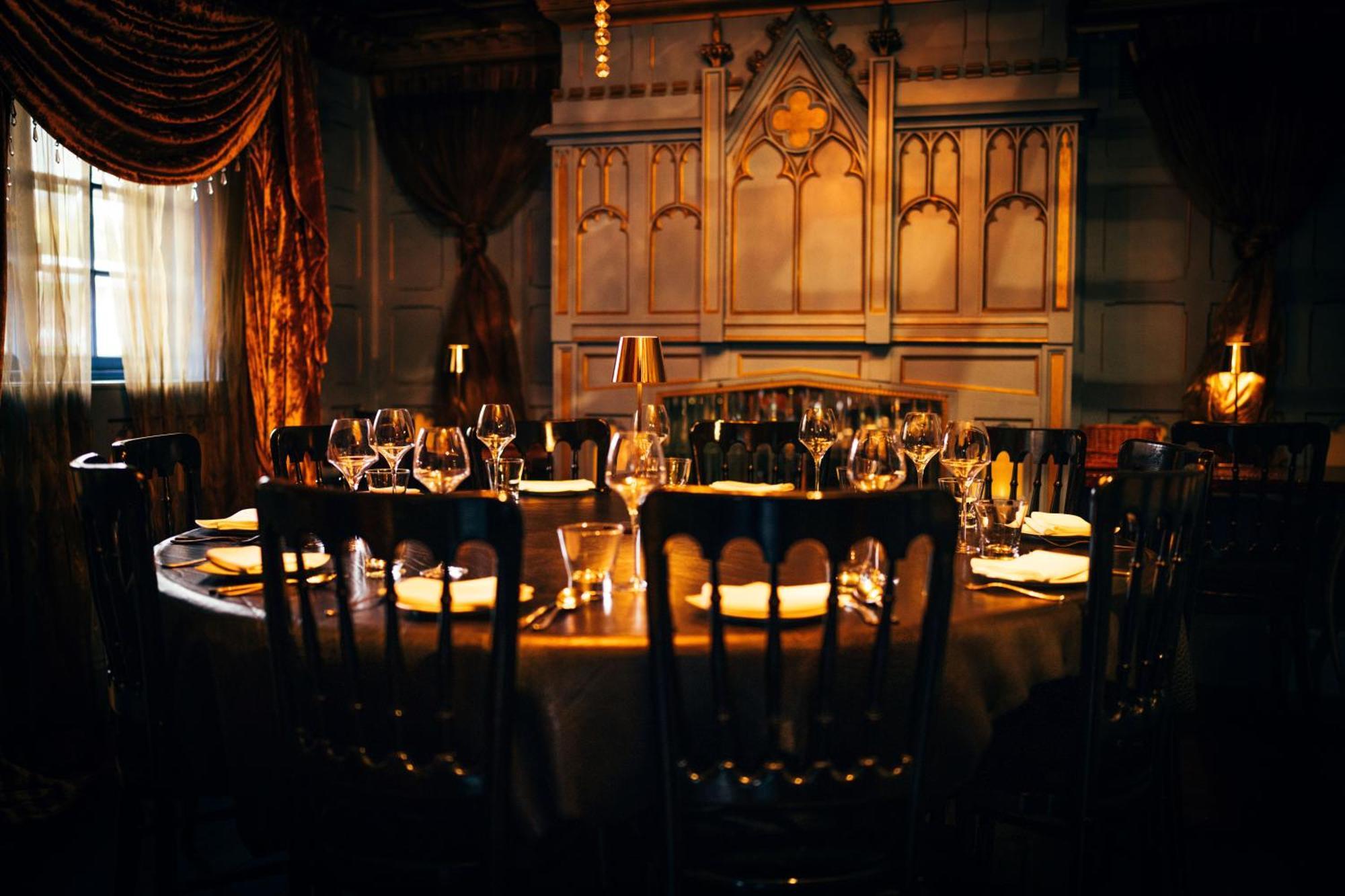 Crazy Bear Beaconsfield Hotel Kültér fotó The dining room at the restaurant