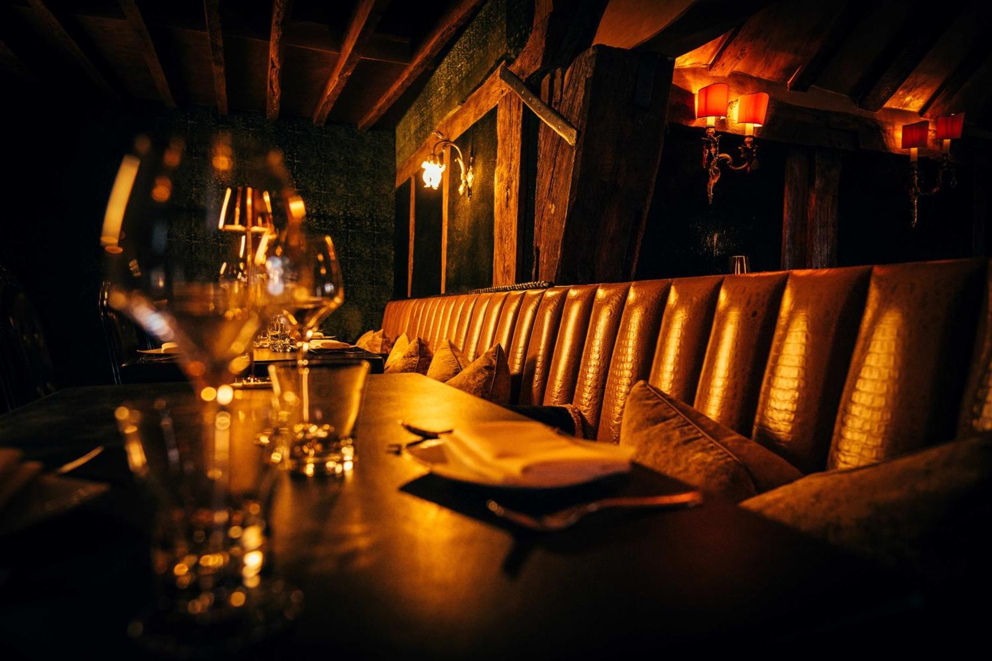 Crazy Bear Beaconsfield Hotel Kültér fotó The interior of the restaurant