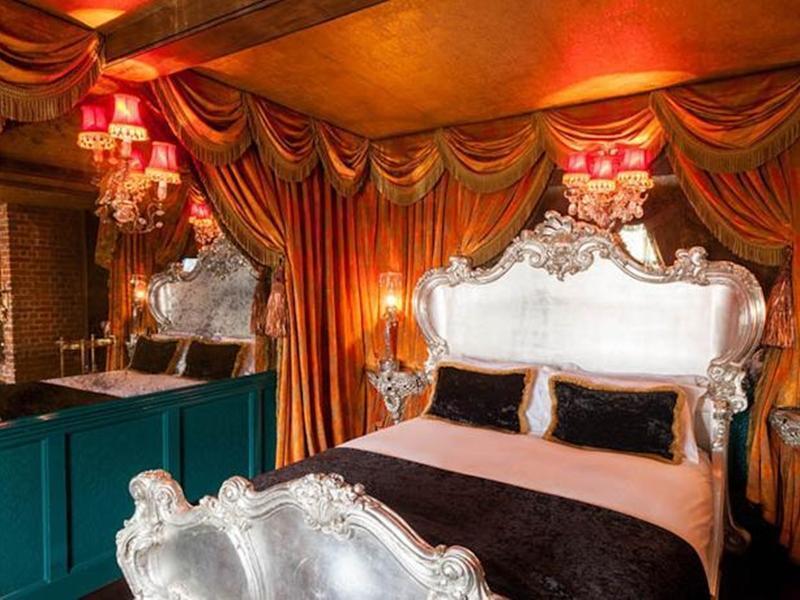 Crazy Bear Beaconsfield Hotel Kültér fotó The interior of a suite at the Gilt Hotel