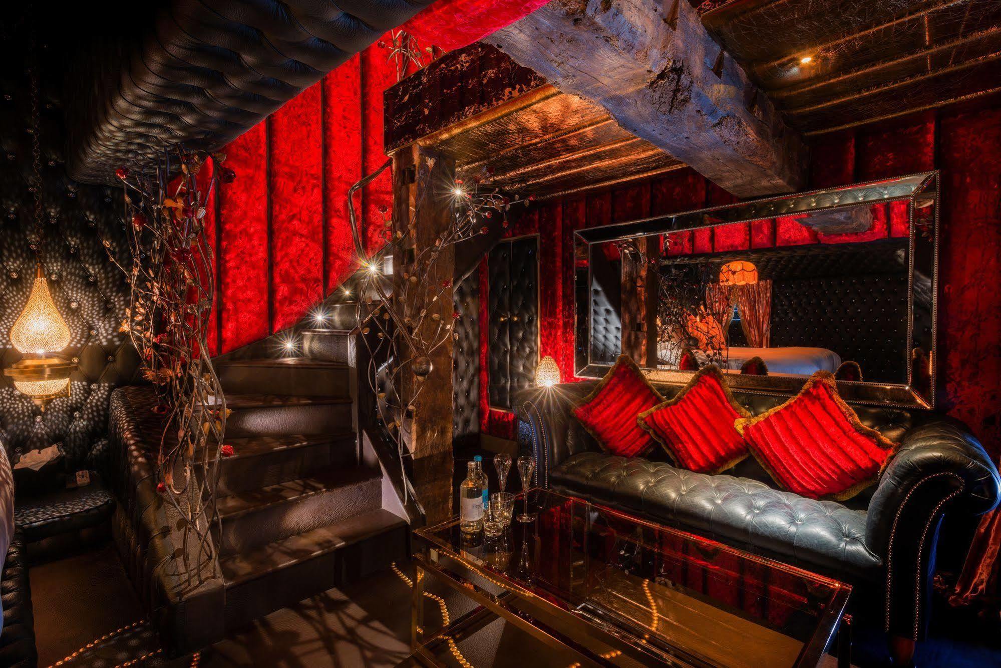 Crazy Bear Beaconsfield Hotel Kültér fotó Interior of the nightclub