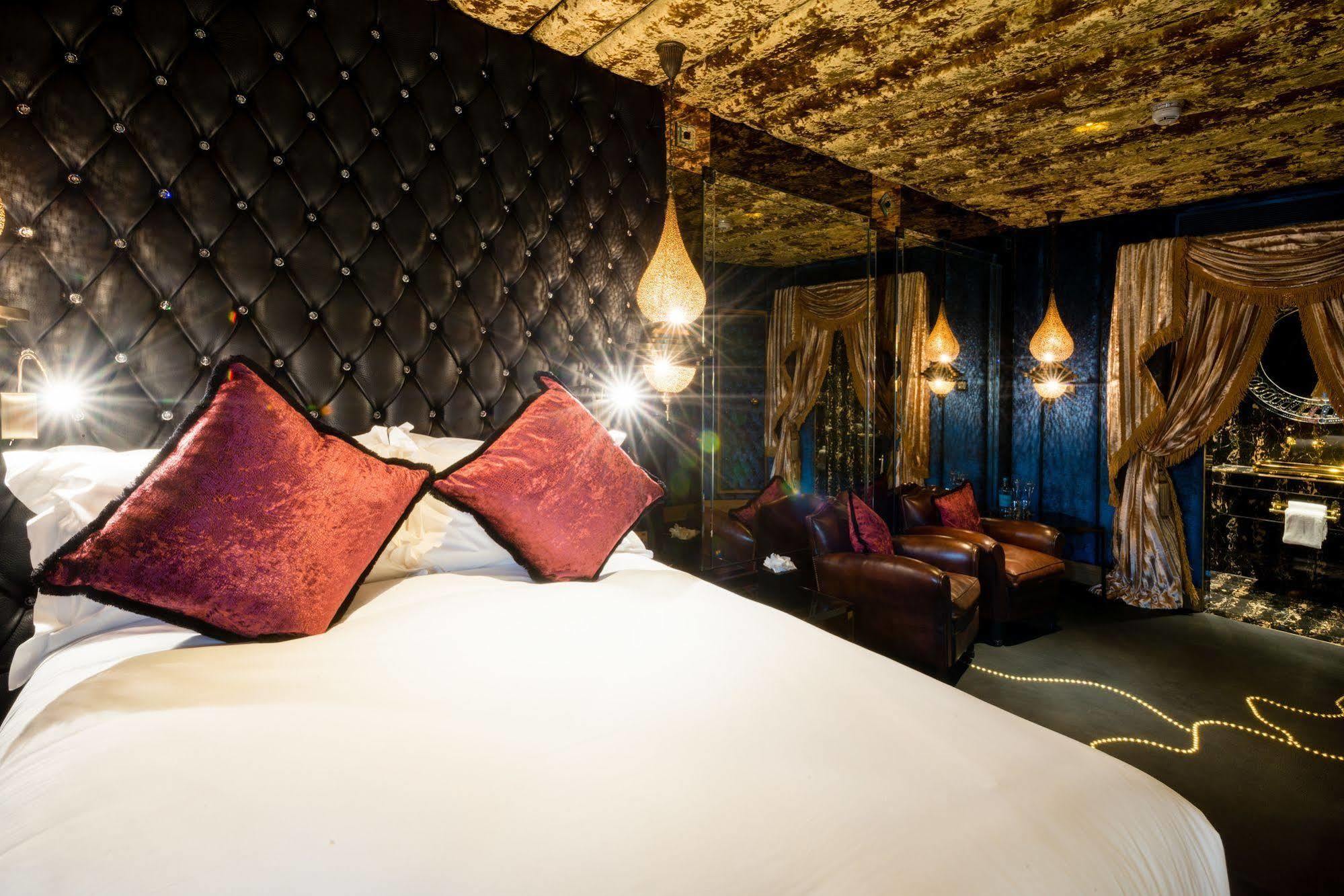 Crazy Bear Beaconsfield Hotel Kültér fotó The Gold Suite
